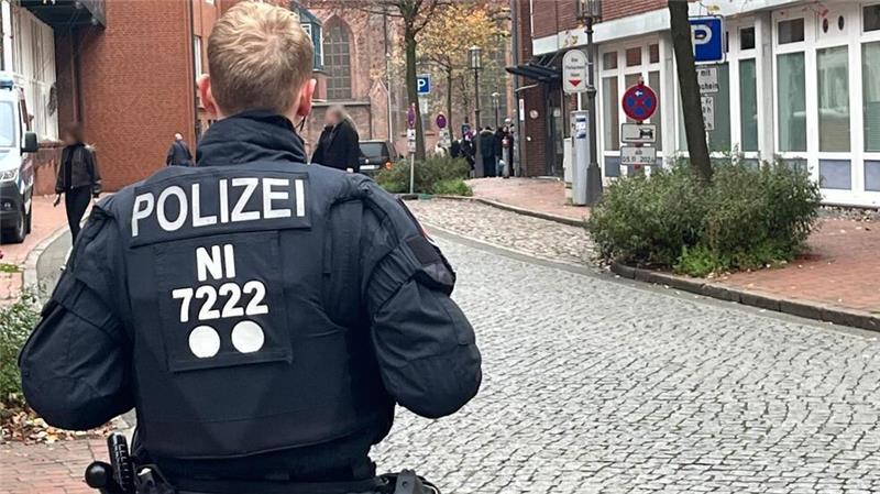 Ein Polizist steht nahe des Landgerichts Stade.