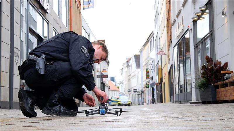 Ein Polizist vermisst den Tatort mit einer Drohne. (Archivbild)