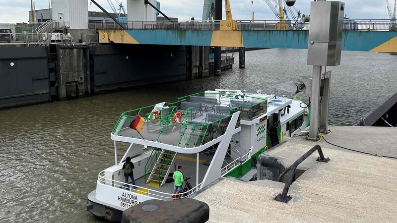 Ein Ponton könnte helfen, dass die Hadag-Fähre Altona zumindestens Neuenfelde-Sperrwerk anläuft.
