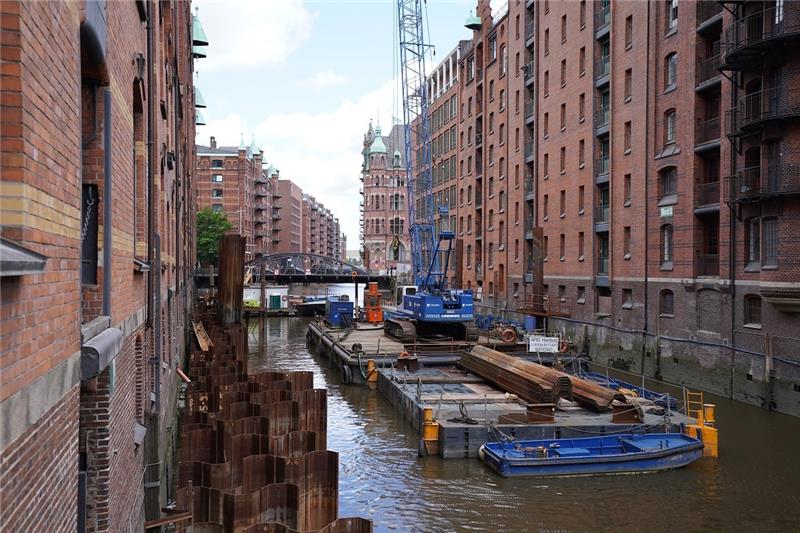 Weitere Kaimauern in der Speicherstadt werden saniert Ein Ponton mit einem Kran ist während der Sanierungsarbeiten der historischen Kaimauern auf dem Wandrahmsfleet in der Speicherstadt zu sehen. Foto: Marcus Brandt/dpa