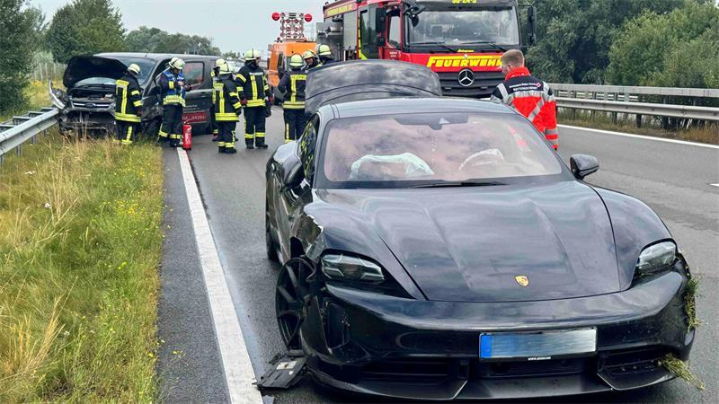 Ein Porsche ist auf der A26 mit einem Ford Transit kollidiert.