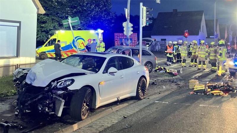 Ein Porsche kollidierte in der Papenstraße mit dem Audi. Für die 39-jährige Beifahrerin kam jede Hilfe zu spät.