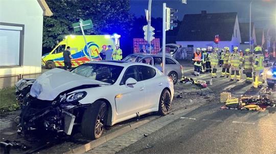 Ein Porsche kollidierte in der Papenstraße mit dem Audi. Für die 39-jährige Beifahrerin kam jede Hilfe zu spät.