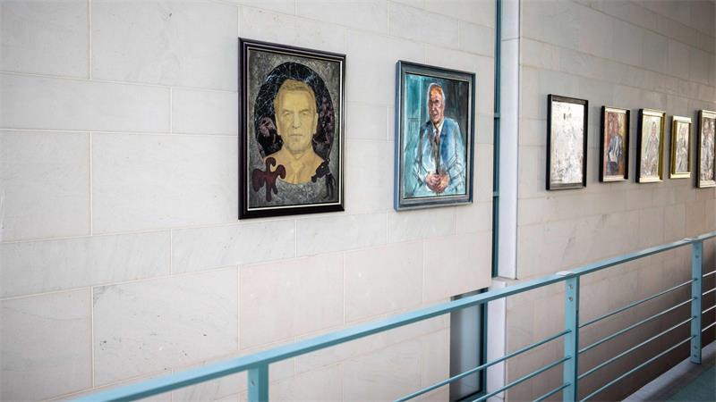 Ein Porträt Merkels soll bald hinzukommen. (Archivbild)
