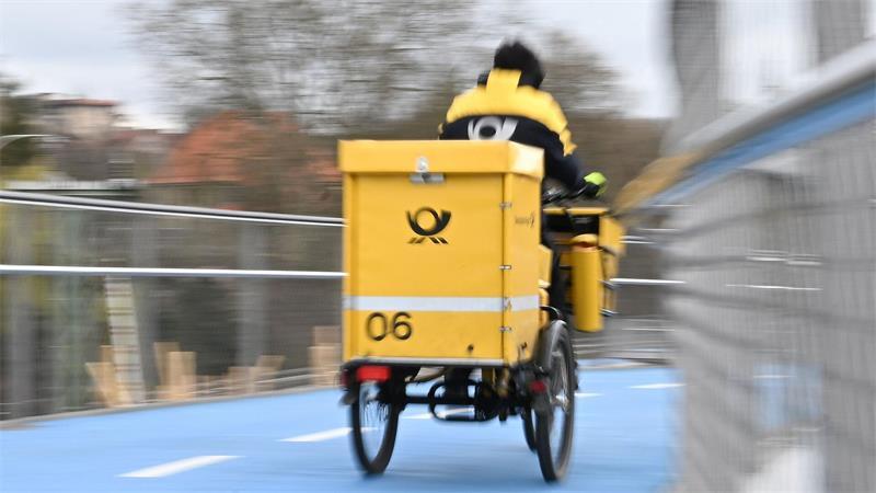 Ein Postbote bei der Arbeit: Wie lange waren seine Briefe wohl unterwegs?