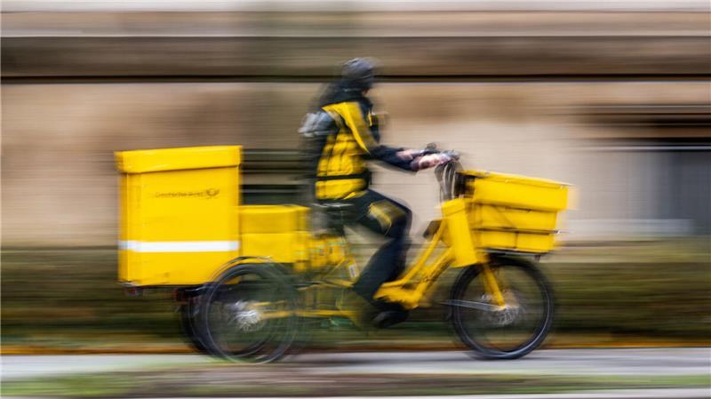 Cuxhavener sind sauer: Unzuverlässige Post-Zustellung sorgt für Probleme Ein Postbote der Deutschen Post fährt auf einem Lastenrad.
