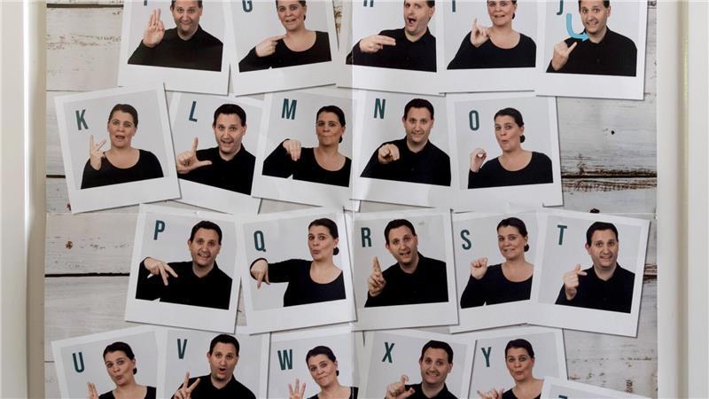 Ein Poster zur Veranschaulichung des Fingeralphabets.