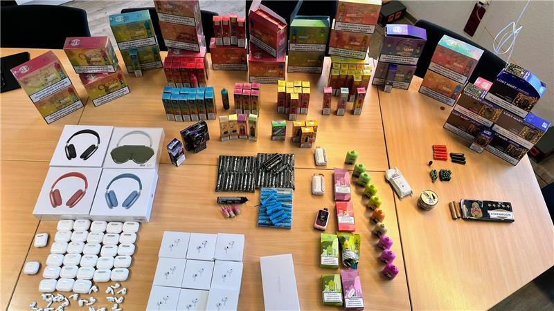 Ein Potpourri der beschlagnahmten Waren, darunter 370 Einweg-Vapes.