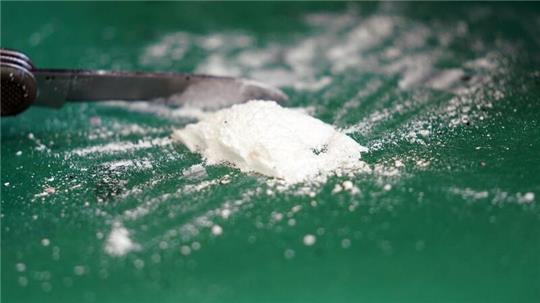 Ein Pressesprecher des Zolls Hamburg präsentiert 2022 auf einem Medientermin im Hafen einen kleinen Teil eines sichergestellten Kokainfundes.
