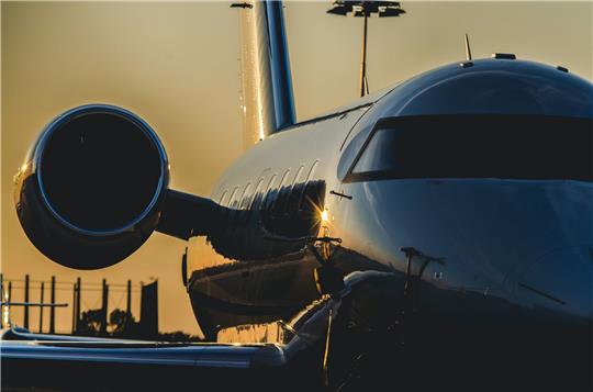 Ein Privatjet steht auf einem Rollfeld bereit (Symbolbild): Foto: unsplash