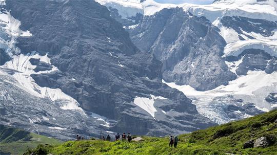 „Ein Problem ist vor allem, dass die Hitzewellen so lange angehalten haben“, sagt Severin Karrer, Fachleiter für Ausbildung, Bergsport und Sicherheit im Sommer beim Schweizer Alpen-Club (SAC).
