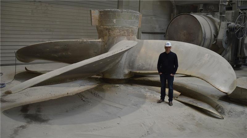 Ein Propeller-Rohling bei MMG in Waren (Müritz). Das anders als der Rest strukturierte Element oben auf der Nabe war für den Guss nötig und wird noch entfernt, wie Co-Geschäftsführer Lars Greitsch erläutert.