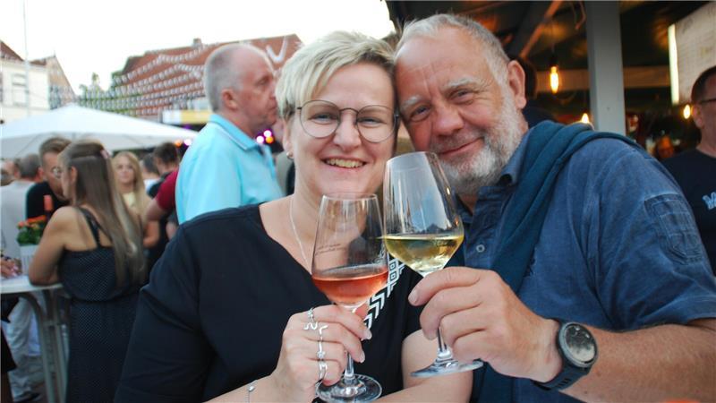 Ein Prosit auf die Geselligkeit! Nicole Hohnhorst und Sönke Saack probieren die edlen Tropfen der Winzer.