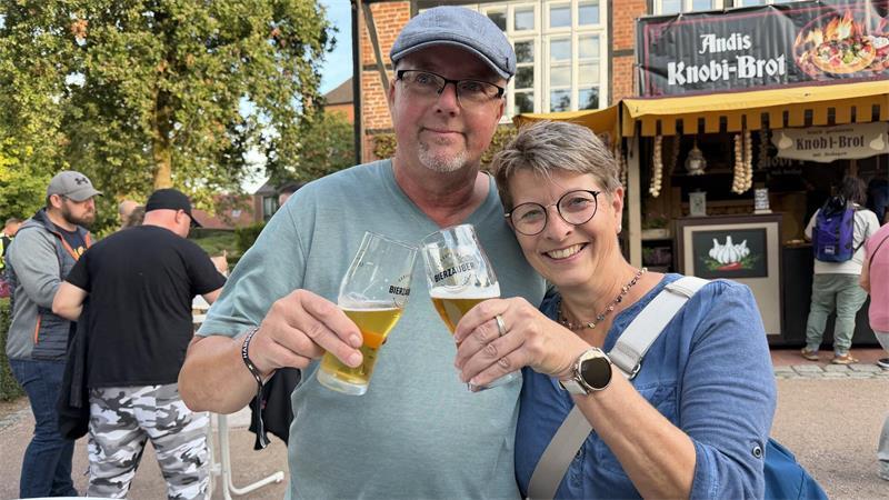 Ein Prosit auf einen schönen Abend: Andreas und Daniela Wildemann aus Buxtehude.