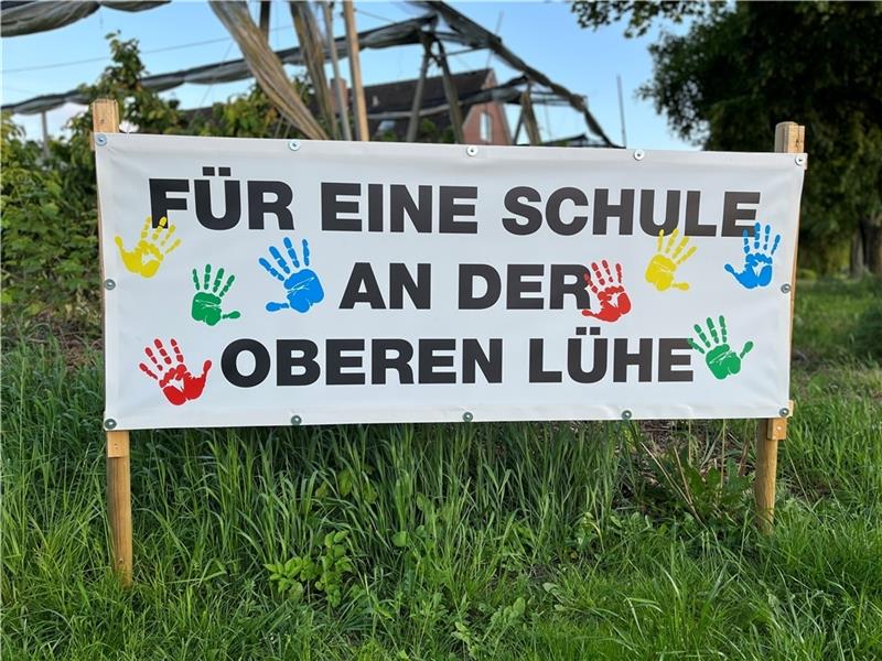 Ein Protestbanner für eine Grundschule an der Oberen Lühe hängt an der Straße in Neuenkirchen. Foto: Vasel