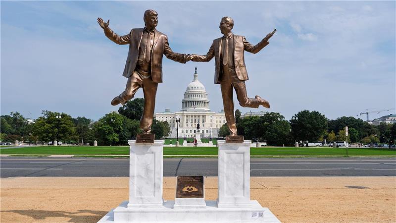 Bilder des Tages Ein Protestkunstwerk auf der National Mall in der Nähe des Kapitols in Washington stellt US-Präsident Donald Trump und Jeffrey Epstein dar.