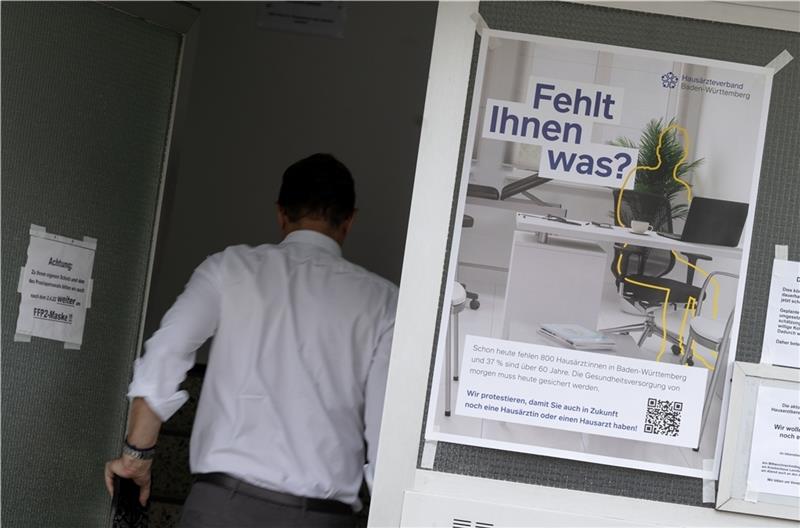 Jetzt beginnt das Praxissterben im Kreis Stade Ein Protestplakat von Hausärzten in Baden-Württemberg, das auch nach Harsefeld und in den Landkreis Stade passt. Foto: Marijan Murat/dpa