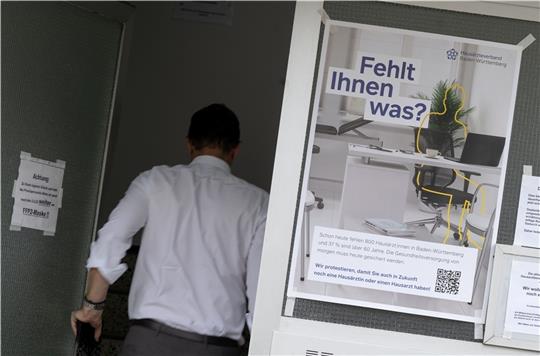 Ein Protestplakat von Hausärzten in Baden-Württemberg, das auch nach Harsefeld und in den Landkreis Stade passt. Foto: Marijan Murat/dpa