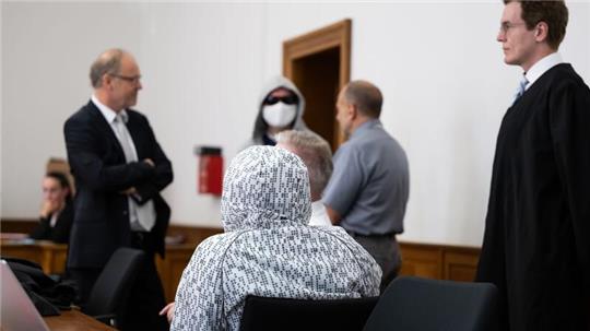 Ein Prozess gegen fünf Männer, die rechtsradikale Tonträger produziert haben sollen, beginnt.