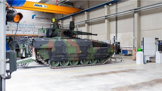 Ein Puma-Schützenpanzer in einer Halle des Rheinmetall-Werks im niedersächsischen Unterlüß.