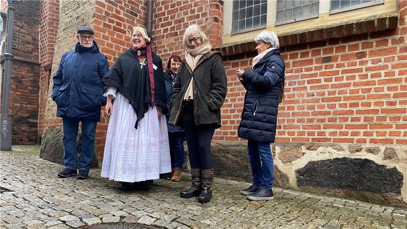 Ein Punkt zuviel: Gästeführerin Sabine Brauner erklärt, warum manche Gullideckel mit dem Hinweis auf den Hansestadt-Titel einen Fehler haben.