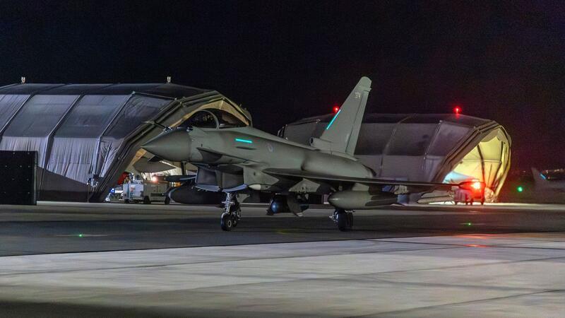 USA greifen Huthi-Rebellen an - droht ein Flächenbrand? Ein RAF Typhoon-Flugzeug kehrt nach einem Angriff auf Ziele im Jemen zum Stützpunkt Royal Air Force Akrotiri auf Zypern zurück.