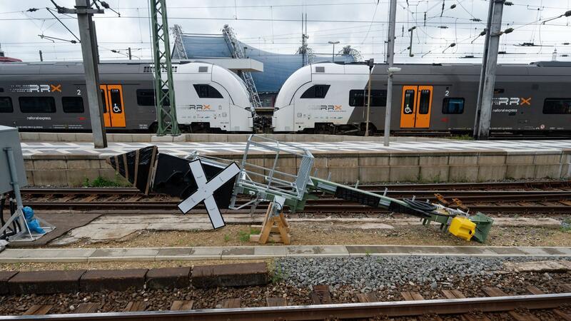 Bis zu zehn RRX-Sonderfahrten zwischen Karnevalshochburgen Ein RRX Zug der Deutschen Bahn fährt in den Kölner Hauptbahnhof ein.
