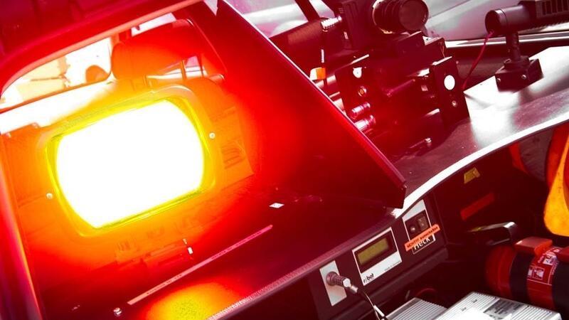 Ein Radar-PKW der Polizei, der zur Geschwindigkeitsmessung eingesetzt wird.