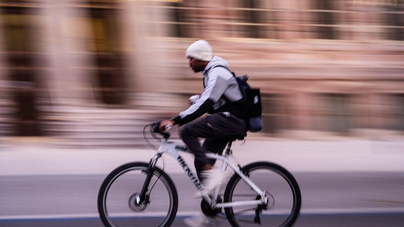 Bau von Schleswig-Holsteins erstem Radschnellweg Ein Radfahrer fährt am frühen Morgen auf einem Radschnellweg.