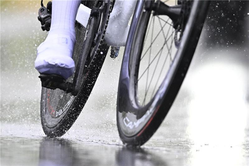 Bauarbeiten auf dem Radweg zwischen Brest und Bargstedt Ein Radfahrer fährt bei Regen über eine Straße.
