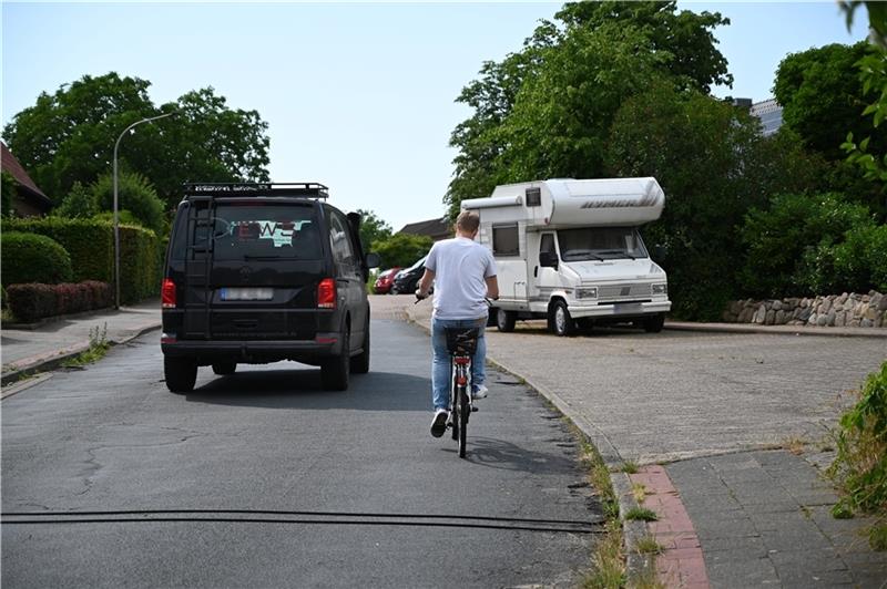 Ein Radfahrer fährt in der Straße Am Bockelfeld in Harsefeld. Mit den zwei Schläuchen wird die Zahl der Radler gemessen. Foto: Ahrens