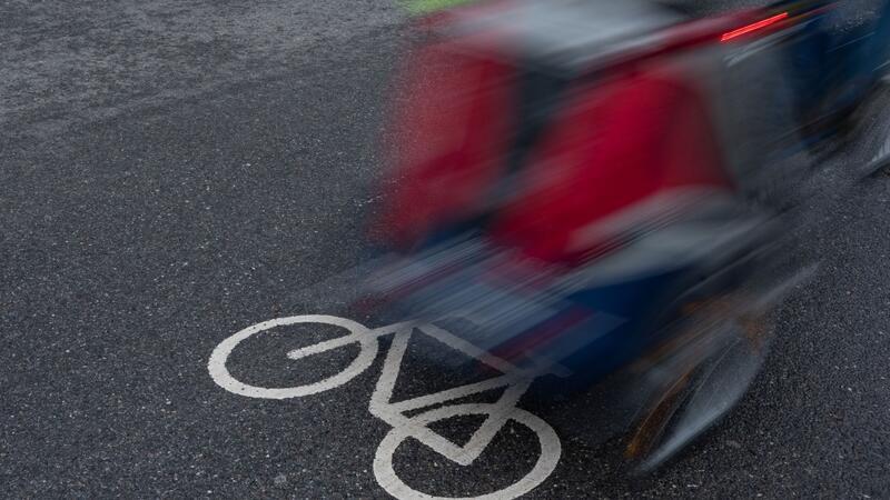 Land investiert Millionen in Fahrradwege Ein Radfahrer fährt mit einem Anhänger über einen Fahrradweg.
