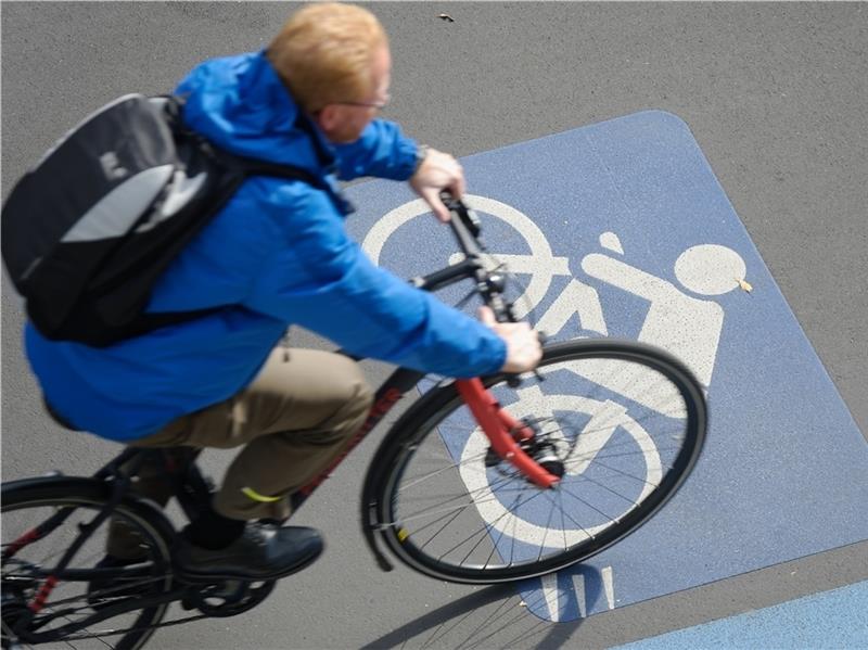 Ein Radfahrer fährt über einen Radschnellweg. Foto: Swen Pförtner/dpa