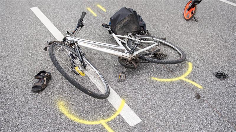 Ein Radfahrer ist bei einem Abbiegeunfall auf der L161 bei Visselhövede ums Leben gekommen (Symbolbild).