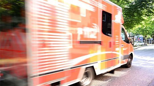 Ein Radfahrer ist bei einem Zusammenstoß mit einem Auto auf St. Pauli lebensgefährlich verletzt worden. (Symbolbild)
