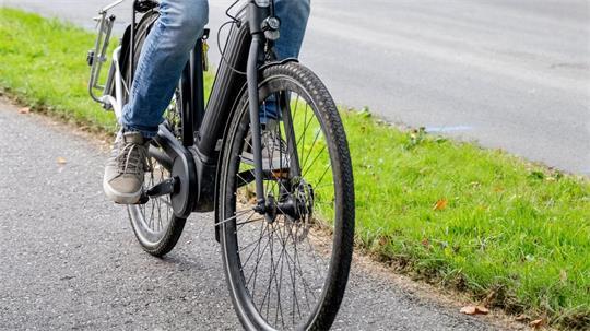 Ein Radfahrer stürzte, nachdem ihm ein Autofahrer die Vorfahrt nahm.