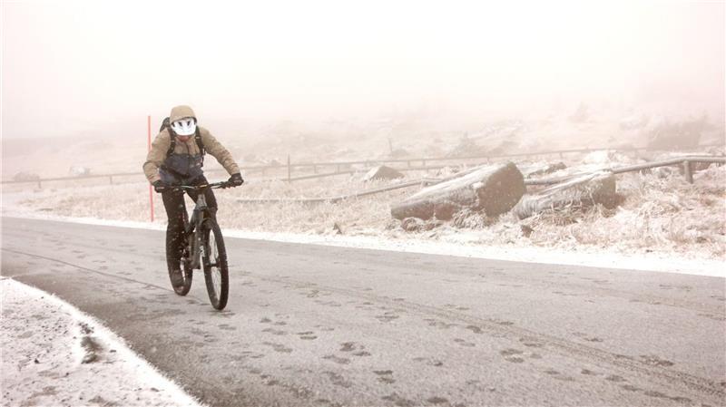 Ein Radfahrer wählte einen gefährlichen Weg zur Arbeit. (Archivbild)