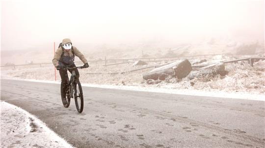 Ein Radfahrer wählte einen gefährlichen Weg zur Arbeit. (Archivbild)