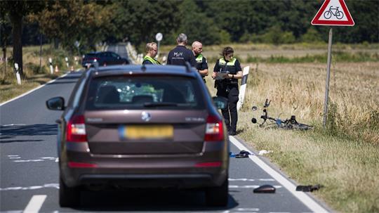 Ein Radfahrer war mit einem Auto zusammengestoßen.