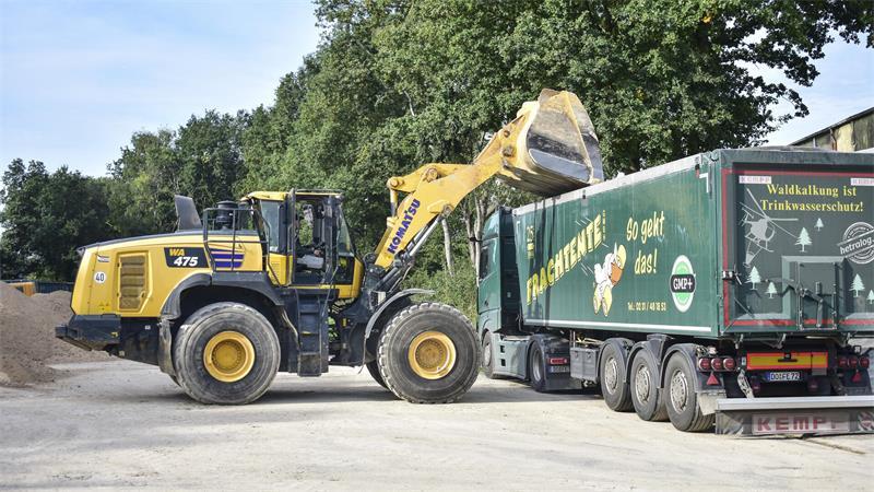 Ein staubiger und riskanter Job: Waldkalkung von Fredenbeck bis Beverstedt Ein Radler schüttet den kohlesauren Magnesiumkalk aus dem Harz auf den Lkw von Frachtente, der ihn von der Zwischenstation Fredenbeck unter anderem nach Beverstedt bringt.