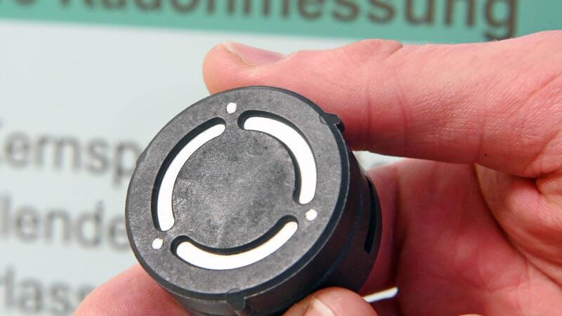 Gesundheitsrisiko auch im Kreis Stade? Diese Gefahr lauert in Kellern Ein Radonexposimeter führt Messungen durch.