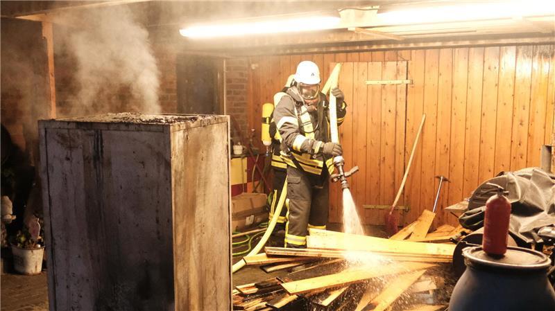 Ein Räucherofen löst vermutlich einen Brand in der Samtgemeinde Oldendorf-Himmelpforten aus.