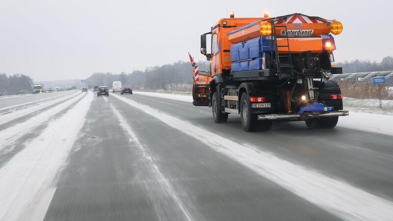 Rund 15 Millionen Euro Kosten für Winterdienst im Norden Ein Räum- und Streufahrzeug ist auf der Autobahn A7 zwischen Kiel und Hamburg unterwegs.