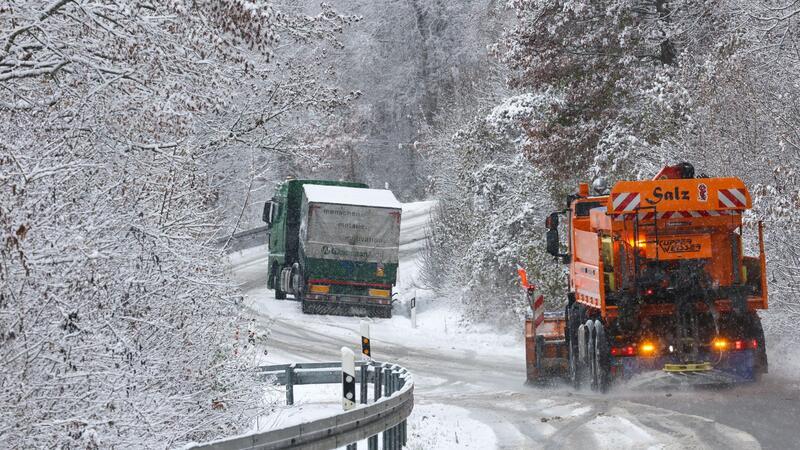 Winter geht weiter: Kälte, Schnee - und auch noch Streiks Ein Räumfahrzeug des Winterdienstes ist in Baden-Württemberg im Einsatz. In Schleswig-Holstein und Niedersachsen kam es wegen Streiks hingegen zu Einschränkungen.