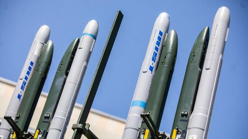 Ein Raketenabwehrsystem vom Typ Iris-T steht auf dem Firmengelände von Diehl Defence in Überlingen.