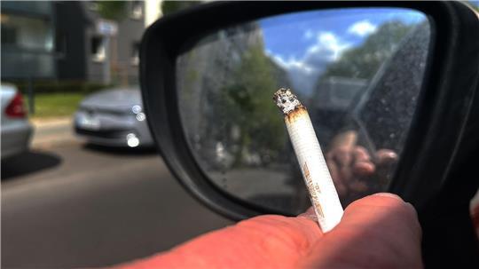 Ein Rauchverbot im Auto soll Schwangere und Minderjährige vor den Gefahren des Passivrauchens schützen. (Symbolbild)