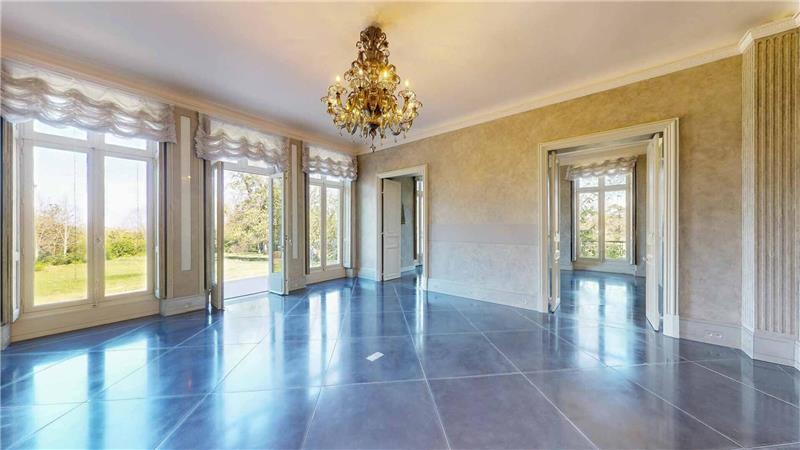 Lagerfelds Haus: Eine Nacht bewohnt – jetzt wird es verkauft Ein Raum des Hauptgebäudes auf den weiträumigen Park des Anwesens von Karl Lagerfeld vor den Toren von Paris (undatiert).