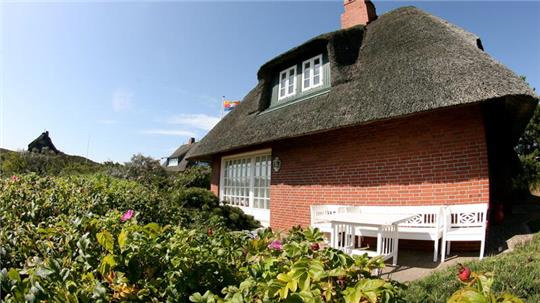 Ein Reetdachhaus auf Sylt; meistens sind sie als Ferienwohnungen zu mieten. Einheimische gehen leer aus. Das soll sich in Stade nicht wiederholen.