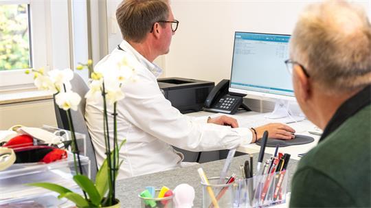 Ein Referentenentwurf sieht vor, dass Betriebsärzte künftig auf die elektronische Patientenakte zugreifen können – Beschäftigte müssten aktiv widersprechen.