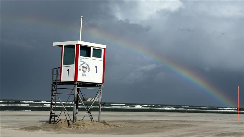 Bilder des Tages Ein Regenbogen steht an einem Himmel voll dunkler Wolken über der Nordsee und über der Insel Juist.